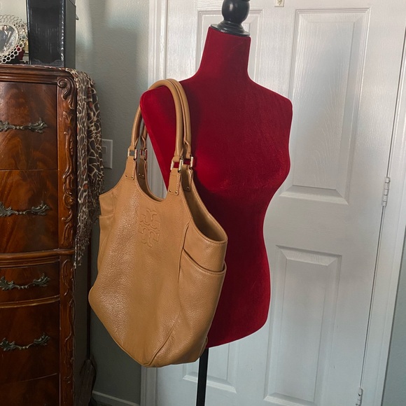 Tory Burch Thea Round Tote in Tan w/Wallet - Picture 4 of 10